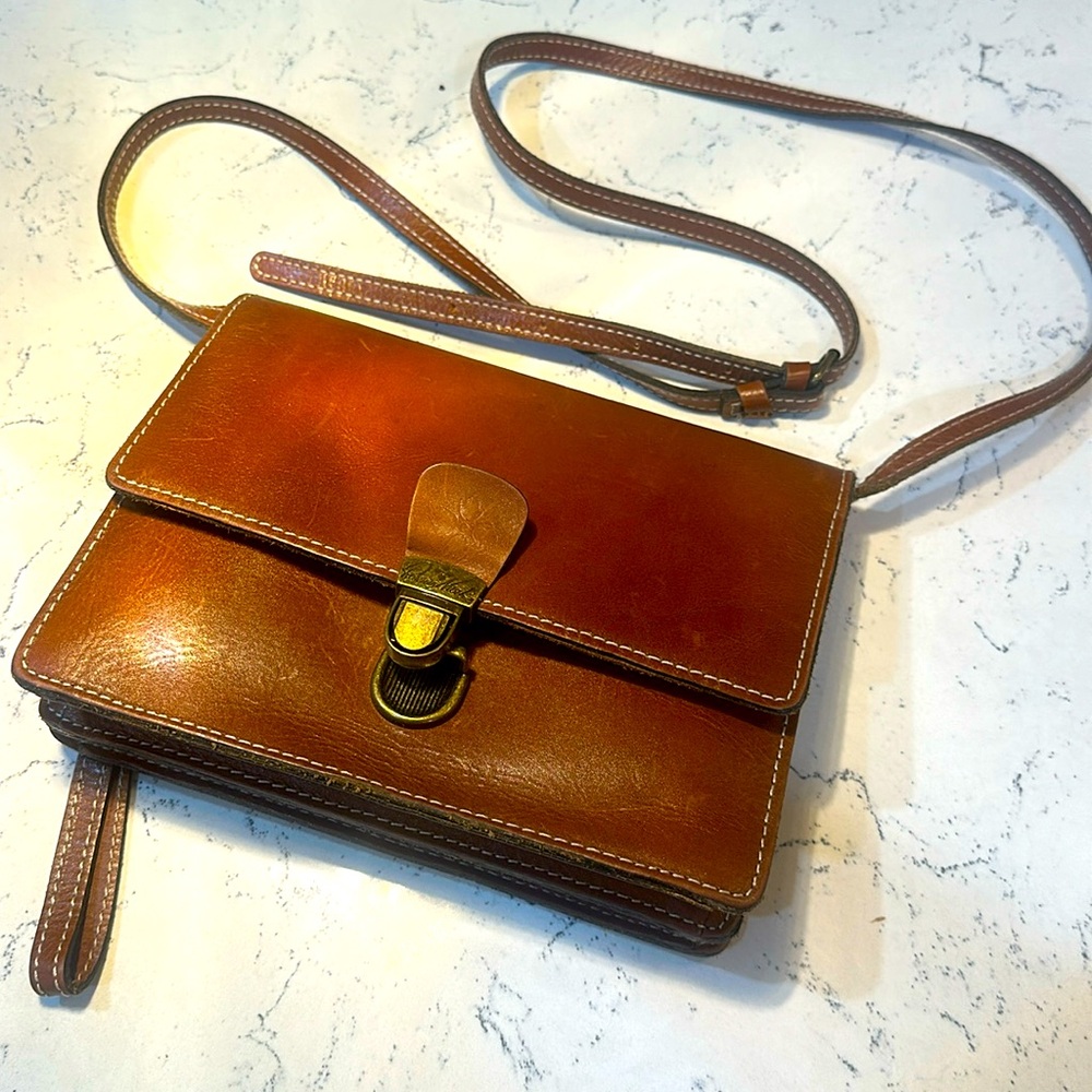 Patricia Nash cross-body organizer. Excellent condition.